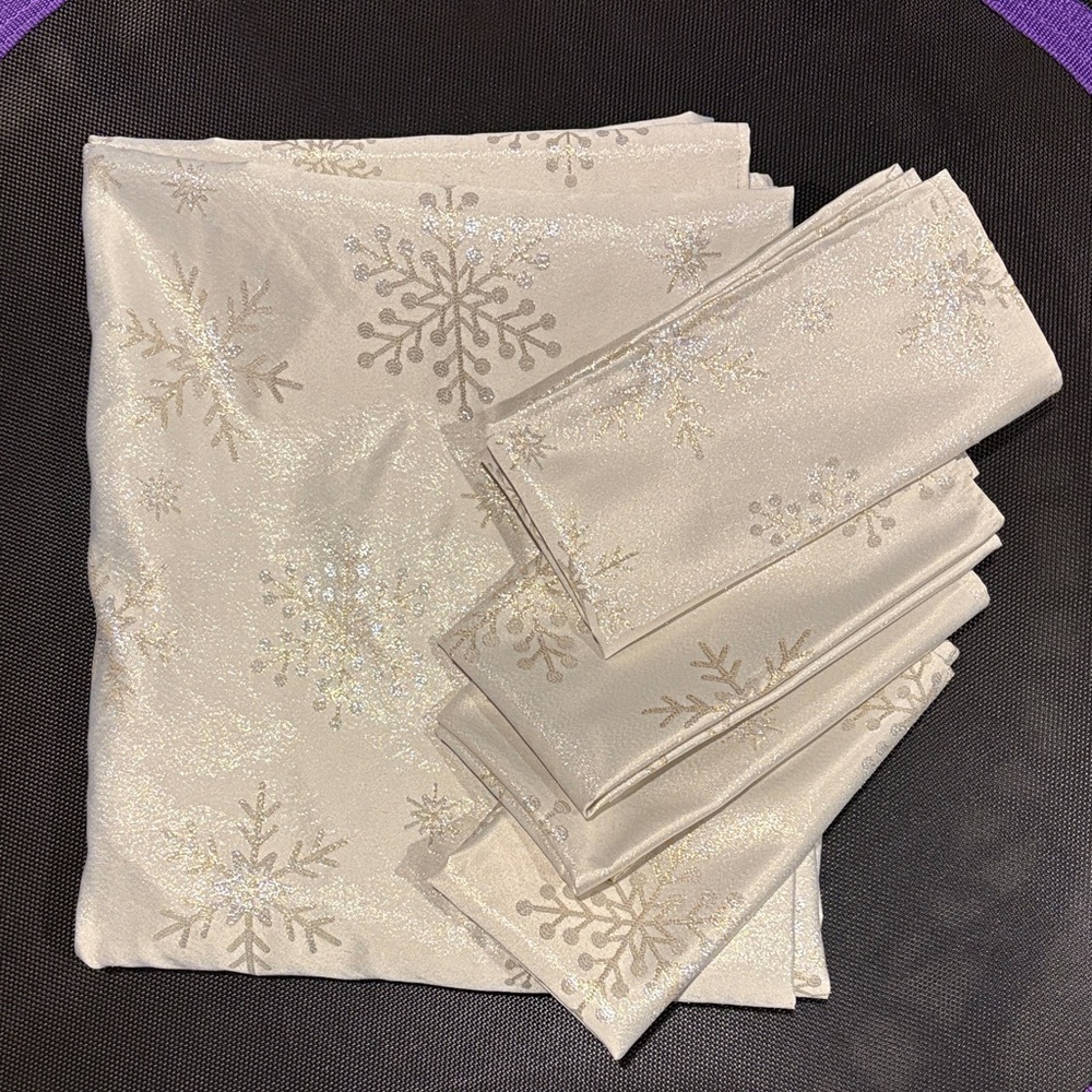NEW LISTING St. Nicholas Square Snowflake Table Linens